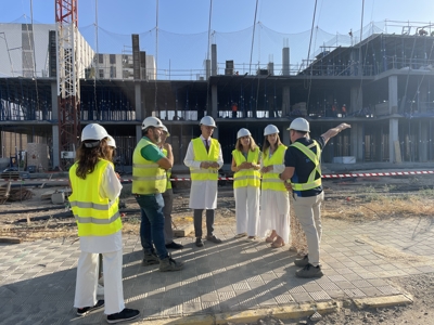 Se están realizando trabajos de estructura, construcción de la nueva plaza de acceso y ampliación