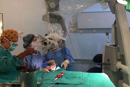 Neurocirugía quirófano. Extirpación de tumor cerebral con microscopio