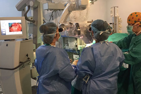 Neurocirugía quirófano. Extirpación de tumor cerebral con microscopio