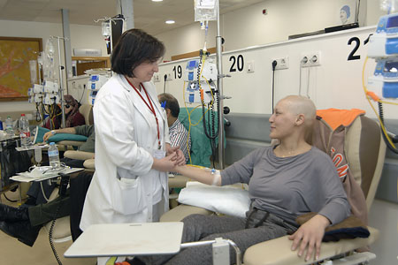 Hospital de día, enfermera con paciente