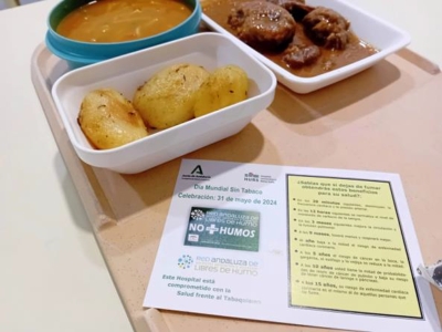 Información en bandeja de comida servida a los pacientes hospitalizados