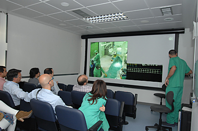 Especialistas observan las intervenciones desde la sala de Cardiología.