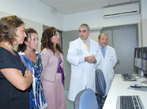 El doctor Vallejo muestra las ventajas del nuevo equipamiento
