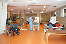 Pacientes y profesionales en el gimnasio del hospital
