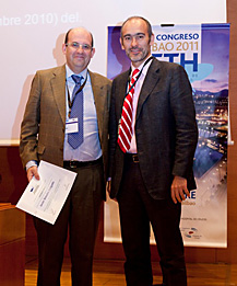 El doctor Briceño tras recibir el premio