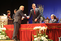El doctor De la Torre recoge el premio.