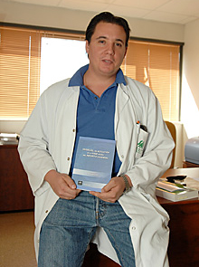 El doctor Ochoa muestra el manual que ha coordinado
