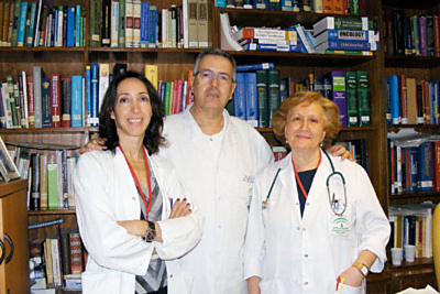 El doctor Pérez Navero junto a las oncólogas pediátricas del hospital.