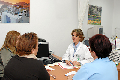 La ginecóloga y enfermera atienden a dos pacientes en la consulta de alto riesgo.