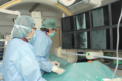 Realización de un procedimiento de radiología intervencionista.