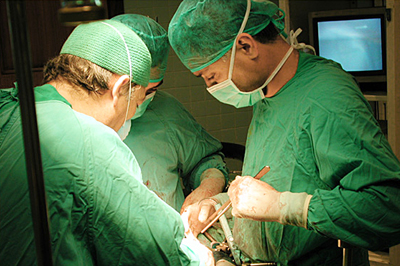 Urólogos del hospital realizando una intervención.