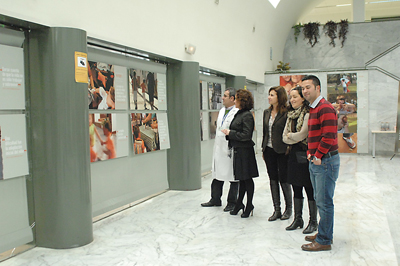 Isabel Baena, acompañada por profesionales del hospital y de asociaciones, visitan la muestra.