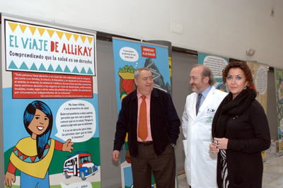 Antonio Rivera, José Manuel Aranda y María Isabel Baena durante la visita a la exposición.