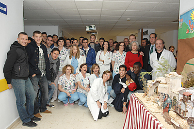 Plantilla y técnicos del Córdoba CF visitan el hospital.
