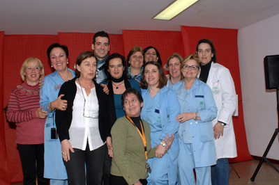 El cantante posa con los profesionales de Salud Mental.