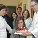 La joven sopla las velas acompañada, en primer plano, de su madre y el doctor Pérez Navero.
