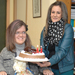 María Jesús y su cuidadora antes de soplar las velas.