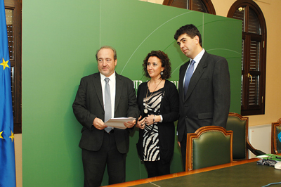 El gerente, la delegada y el coordinador de trasplantes presentan el balance anual.