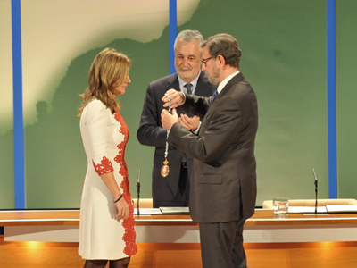 Marina Álvarez tras recibir la Medalla de Andalucía compañada por José Antonio Griñán y Manuel Gracia.