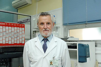 José Peña Martínez en el laboratorio de Inmunología