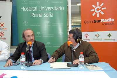 El gerente es entrevistado durante uno de los programas de radio realizados desde el 
        hospital.
