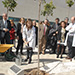 La directora gerente del hospital contribuye a la plantación del naranjo.