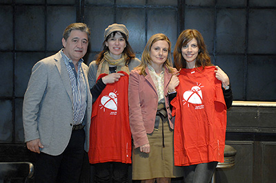 Aridna Gil y Maribel Verdú acompañadas por responsables del Hospital Reina Sofía.