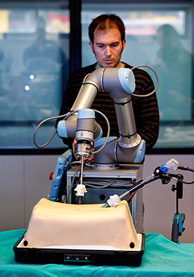 Un investigador manipulando uno de los brazos del robot.