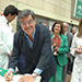 'Josele' firma en el Libro de Oro de los trasplantes.