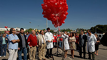 El ramo de globos se pierde en el cielo