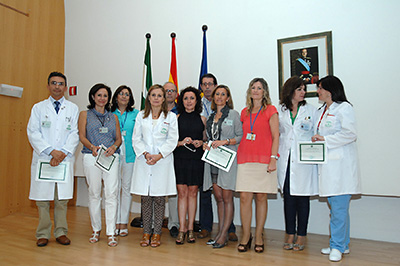 Mª Isabel Baena, en el centro, acompañada por directos del hospital y los representantes de los profesionales homenajeados.