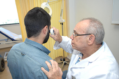 El doctor Espejo revisa a un paciente.