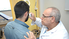 El doctor Espejo revisa a un paciente