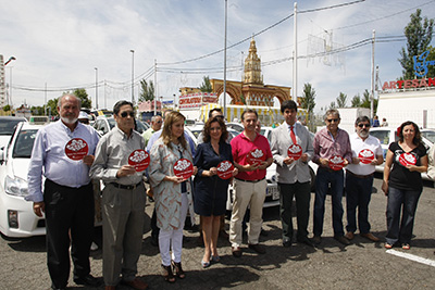 Responsables sanitarios y profesionales del taxi en un nuevo acto a favor de la donación.