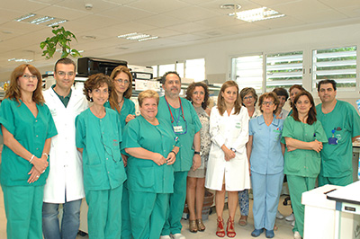 Mª Isabel Baena, en el centro, junto a Marina Álvarez y profesionales de Anatomía Patológica del Hospital Reina Sofía