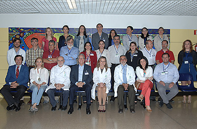 La directora gerente del hospital, en el centro, junto a reumatólogos del centro y de Latinoamérica