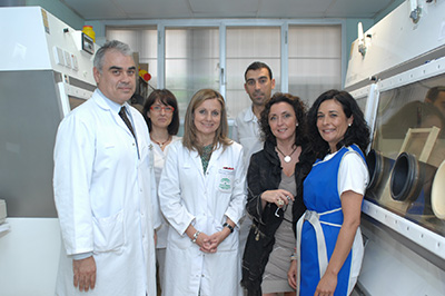 Mª Isabel Baena (penúltima por la derecha), junto a profesionales de Medicina Nuclear y la directora gerente del hospital