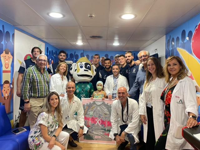 El equipo de balonmano Ángel Ximénez visita a los niños y niñas del Hospital Reina Sofía