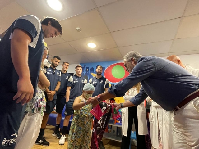 El equipo de balonmano Ángel Ximénez visita a los niños y niñas del Hospital Reina Sofía