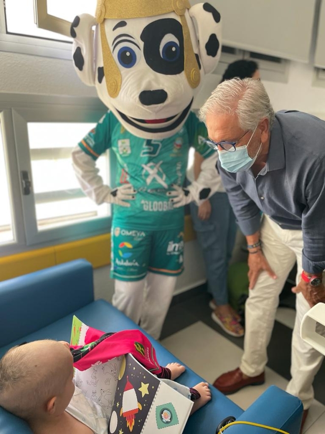 El equipo de balonmano Ángel Ximénez visita a los niños y niñas del Hospital Reina Sofía