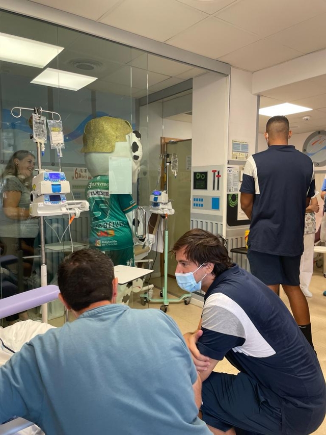 El equipo de balonmano Ángel Ximénez visita a los niños y niñas del Hospital Reina Sofía