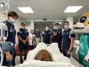 El equipo de balonmano Ángel Ximénez visita a los niños y niñas del Hospital Reina Sofía