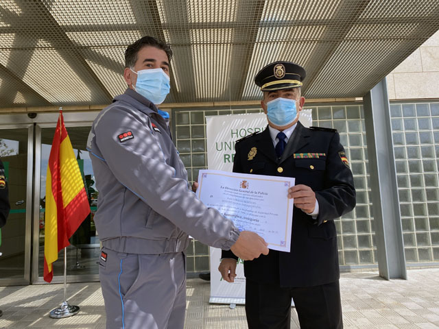 El inspector Manuel Renco entrega distinción a Raúl Tobajas