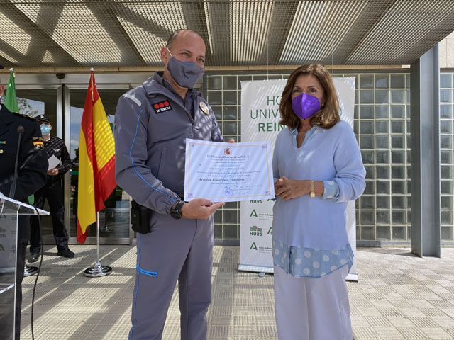 La delegada entregó su distinción a Isidro Escalera