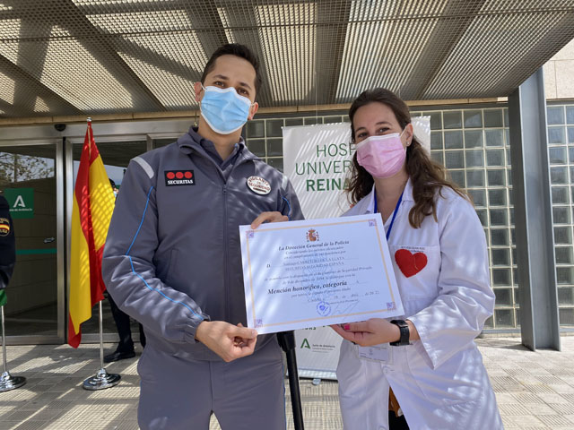 La directora de Enfermería entrega la mención a Santiago Carreto
