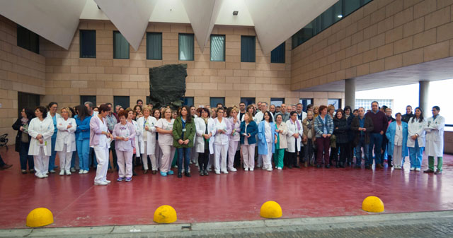 Profesionales del hospital durante el minuto de silencio