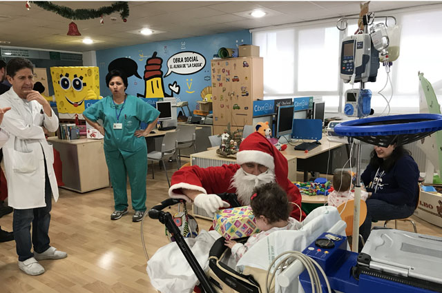 Papá Nöel con una de las niñas hospitalizada