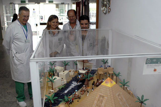 La Dra. Alvarez junto a profesionales del hospital visitan la nueva exposición de playmobil