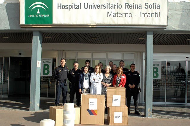 La policía Local, junto a representantes municipales y del hospital, antes de entregar los regalos