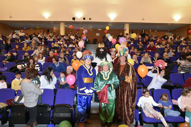 Los reyes magos entregan regalos a hijos de profesionales